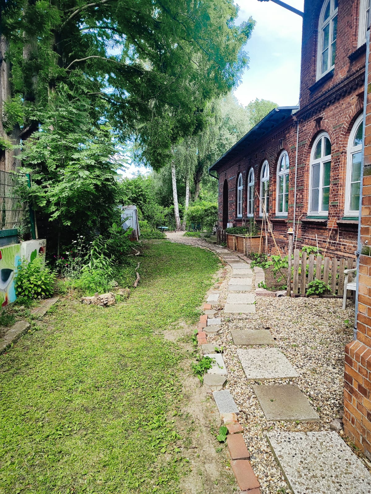 JuZ Vierlanden Außenbereich – Backsteingebäude mit Gartenweg